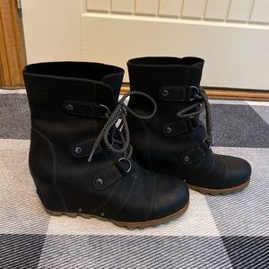 Sorel wedge boots black size 8.5